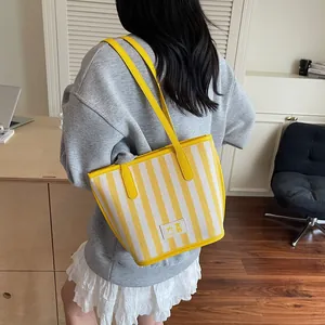 Grand sac cabas en toile à rayures jaunes avec de fines bretelles en cuir pour femmes