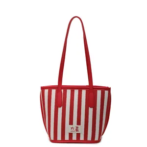 Grand sac fourre-tout à rayures rouges et blanches avec bandoulières robustes et étiquette