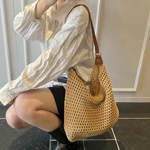 Grande borsa tote in paglia kaki con spalline in pelle marrone per viaggi estivi