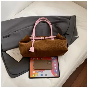 Dettagli della borsa tote leopardata con cinturini rosa e fibbia dorata per l'ufficio