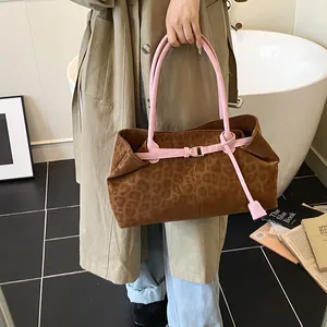 Borsa tote leopardata in pelle scamosciata marrone con manici rosa e fibbia d'oro