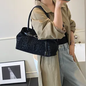 Borsa tote minimalista nera con stampa leopardata in pelle scamosciata e manici neri