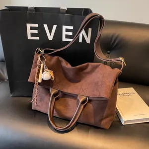 Sac Fourre-tout Femme Urban Simple PU Aspect Daim Grande Capacité Sac à Bandoulière Avec Charme de Baseball pour Navettage Quotidien