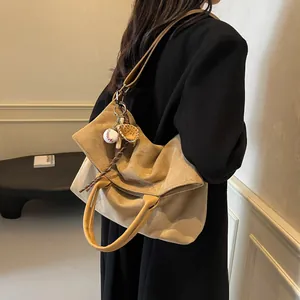 Sac cabas en daim kaki avec breloques de baseball et bandoulière réglable pour femme