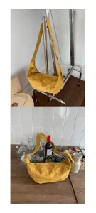 Détail du sac croissant en daim jaune avec large bandoulière et fermeture à glissière