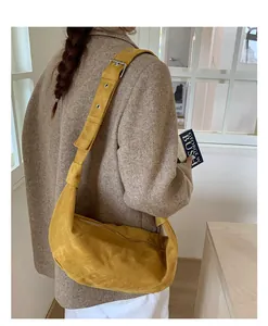 Détail du sac croissant en daim jaune moutarde avec bandoulière large réglable