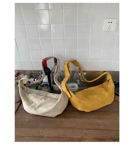 Détail de sacs croissants en daim minimalistes en beige et jaune à texture mate douce