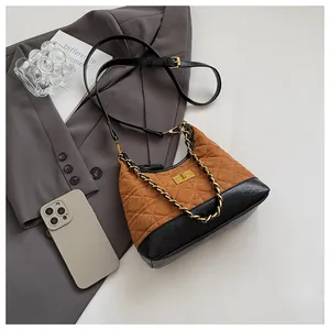 Dettaglio della borsa in pelle trapuntata con design vintage bicolore e chiusura in oro