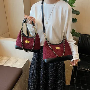 Borsa in pelle scamosciata bordeaux trapuntata con catena dorata e base in pelle nera