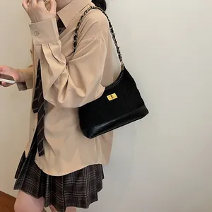 Borsa a spalla trapuntata nera classica con chiusura a rotazione dorata per donne eleganti
