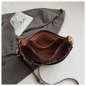 Vue intérieure du sac seau marron avec poche zippée et doublure en tissu de qualité