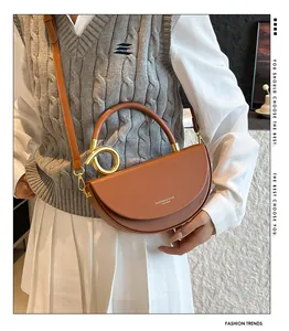 Détail d'un sac à main marron en cuir avec anneau doré et texture de haute qualité