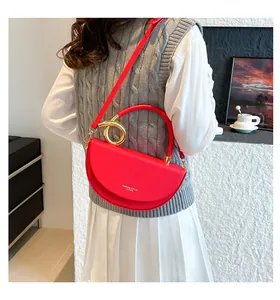 Sac à main rouge en cuir avec poignée ronde dorée et bandoulière vue de dos détaillée
