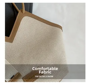 Détail d'un cabas en toile crème montrant la texture tissée et le bord en cuir brun