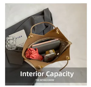Vue de dessus du sac cabas en toile marron montrant sa capacité interne et ses poches