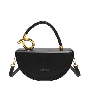 Sac selle demi-lune noir chic avec poignée anneau dorée et bandoulière réglable