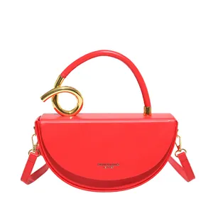 Sac selle demi-lune rouge vif avec anneau en métal doré et bandoulière en cuir chic