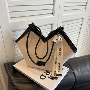 Sac fourre-tout en toile minimaliste avec garniture en cuir noir et doubles lanières