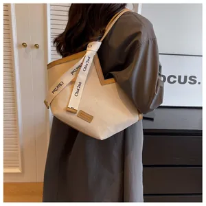 Grand sac fourre-tout en toile pour femme avec bordure en cuir marron et bandoulière