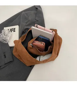 Bovenaanzicht van bruine suède shopper met grote capaciteit inclusief tablet en portemonnee