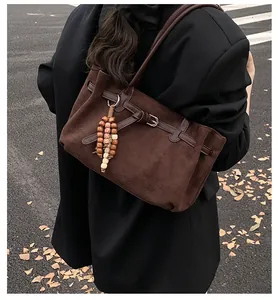 Shopper aus Wildleder in Braun mit Details wie Holzperlen-Quaste und Metallschnalle