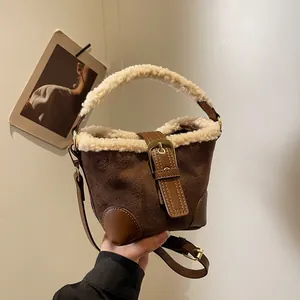 Secchiello in finta pelle scamosciata marrone con bordo in peluche crema e tracolla