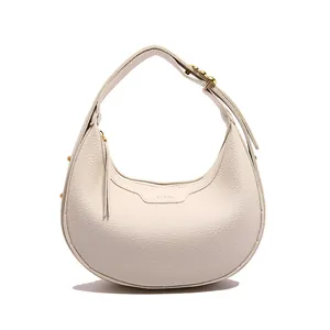 Sac hobo croissant blanc cassé chic avec grain de litchi et détails dorés