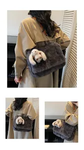 Détails de ce sac à bandoulière en peluche gris foncé avec son pendentif lapin blanc