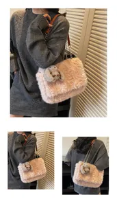 Détail du sac en peluche rose avec un charm lapin mignon et une chaîne dorée