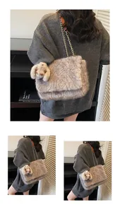 Détail de la texture en fausse fourrure et du lapin sur le sac à chaîne gris chic