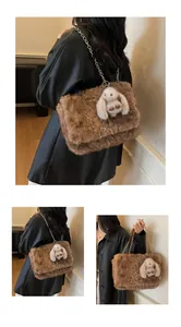 Détail du sac bandoulière en peluche marron avec chaîne dorée et breloque lapin