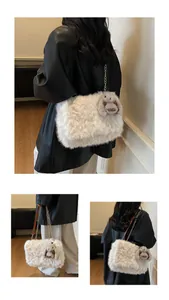 Détail du sac cabas en peluche avec chaîne dorée et décoration de poupée lapin