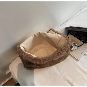 Intérieur spacieux du sac cabas en peluche marron avec doublure claire et chaîne