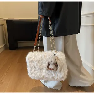 Detailansicht der flauschigen Plüschtasche mit Goldkette und süßem Kaninchenanhänger