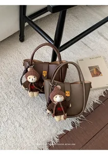 Draufsicht auf Vintage Wildleder-Einkaufstaschen in Braun und Taupe mit Bärenanhänger