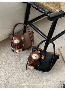 Retro-Shopper aus mattem Wildleder in Braun und Schwarz mit Litschi-Maserung und Bärenanhänger