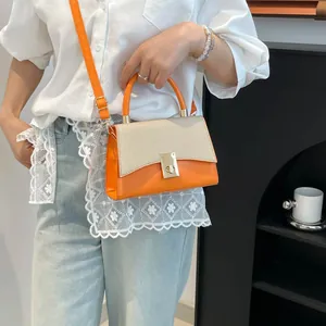 Bolso de mano de contraste en cuero naranja y tejido beige con correa ajustable