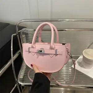 Borsa a tracolla a mezzaluna rosa chiaro con finiture argentate e tracolla regolabile