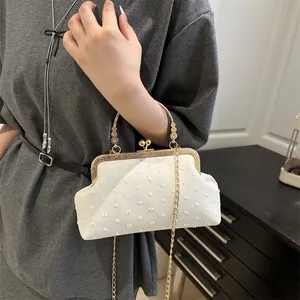 Elegante borsa da sera bianca vintage con manico floreale dorato e tracolla