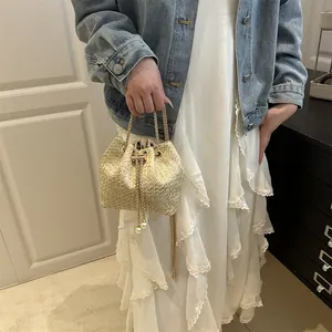 Sac seau en paille à la mode avec chaîne dorée et détails de perles sur cordon