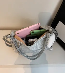 Interno spazioso della borsa tote argento metallizzato con spazio per tablet e altro
