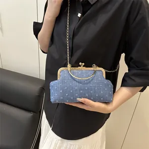 Borsa da sera in denim blu con ricami a pois bianchi e tracolla dorata