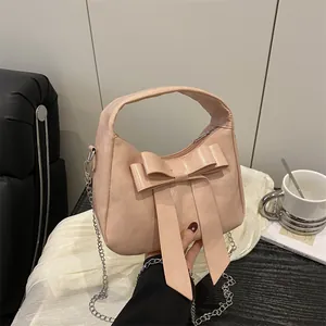Sac à main rose style dumpling avec nœud élégant et bandoulière chaîne argentée