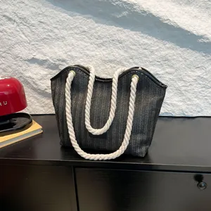 Sac fourre-tout tissé noir à la mode avec poignées en corde de coton et cuir lisse