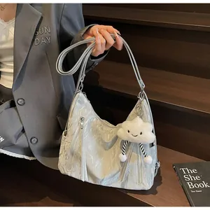Dettaglio della borsa hobo plissettata argento con tracolla e ciondolo nuvola