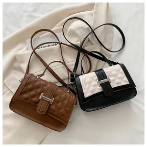Détails du motif matelassé et du fermoir en métal sur les sacs à bandoulière