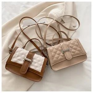 Détail de sacs à bandoulière matelassés montrant le cuir PU et les boucles métalliques