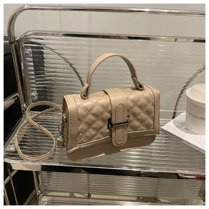 Vue détaillée du sac bandoulière matelassé avec boucle métallique sur étagère