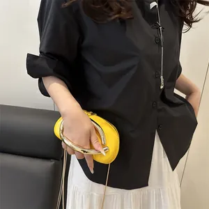 Pochette chic en cuir verni jaune vif avec grande poignée en métal et chaîne élégante