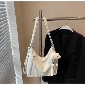 Sac hobo blanc avec pampilles décoratives et porte-clés en forme de nuage doux